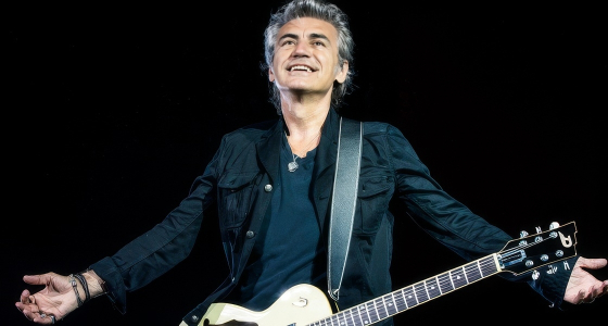 Ligabue podczas występu na żywo w Arena di Verona w Weronie