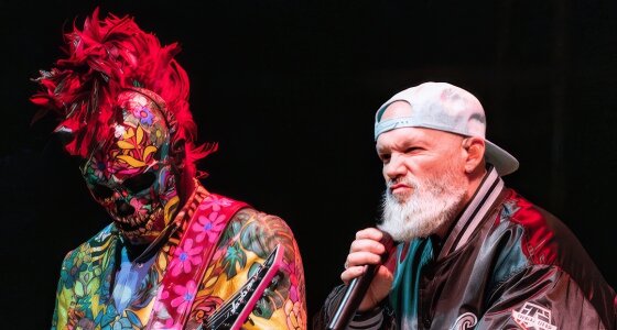 Limp Bizkit optræder live på scenen i FNB Stadium i Johannesburg