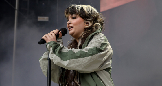Lola Young nastupa uživo u O2 Academy Glasgow u Glasgowu