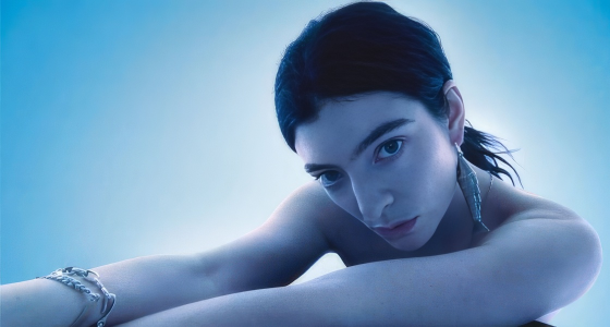 Lorde optræder live på scenen i Royal Highland Showgrounds i Edinburgh