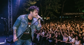 Louis Tomlinson en concert sur la scène du Küçükçiftlik Park à Istanbul