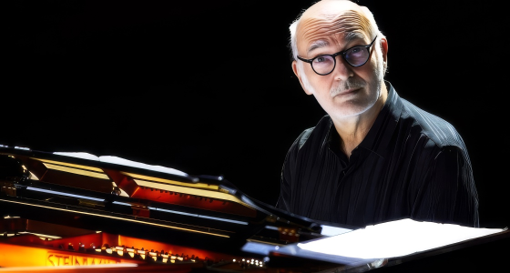 Ludovico Einaudi opptrer live på Teatro Dal Verme i Milano