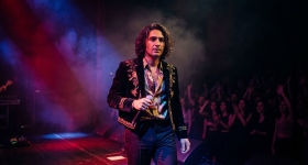 Mabel Matiz nastopa v živo v dvorani Zorlu Center Performans Sanatları Merkezi v Istanbulu