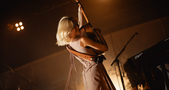 Maisie Peters en concert sur la scène du The Fonda Theatre à Los Angeles