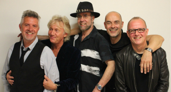 วง Manfred Mann's Earth Band กำลังแสดงสดที่ Cirkus ในสตอกโฮล์ม