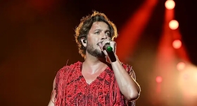 Manuel Carrasco actuando en directo en el Recinto Arena Las Cumbres de Don Benito