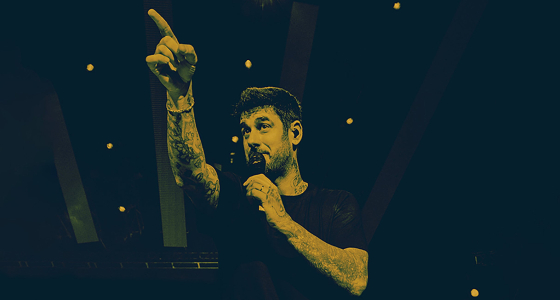 การแสดงคอนเสิร์ต Melendi ในงาน Concert Music Festival ที่ Poblado de Sancti Petri ในเมืองกาดิซ