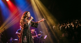 Melike Sahin duke performuar live në Harbiye Cemil Topuzlu në Stamboll