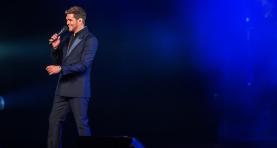 Michael Bublé esiintymässä livenä Malahide Castlessa Dublinissa
