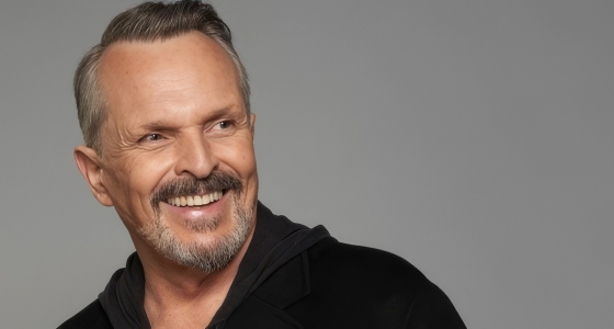 Miguel Bosé actuando en directo en el Palau Sant Jordi de Barcelona