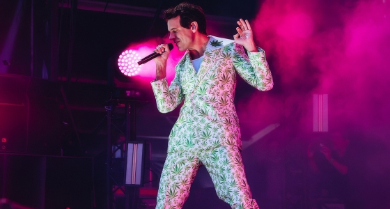 Mika Kingston en concert sur la scène du Circuit à Londres