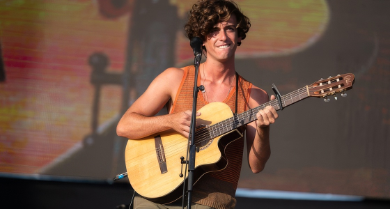 Conan Gray i Guitarricadelafuente nastupaju na Montreux Jazz Festivalu u dvorani Auditorium Stravinski u Montreuxu
