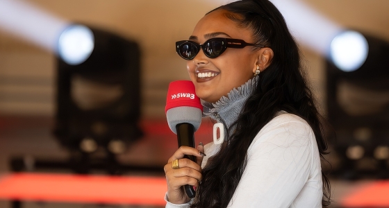 Joy Crookes และ John Legend แสดงสดที่ Auditorium Stravinski ในงาน Montreux Jazz Festival เมืองมงเทรอซ์