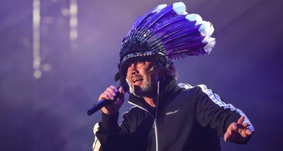 Jamiroquai esiintymässä livenä Moon and Stars -festivaalilla Piazza Grandella Locarnossa
