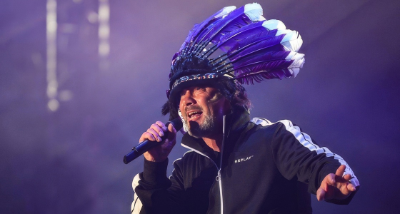Jamiroquai esiintymässä livenä Moon and Stars -festivaalilla Piazza Grandella Locarnossa