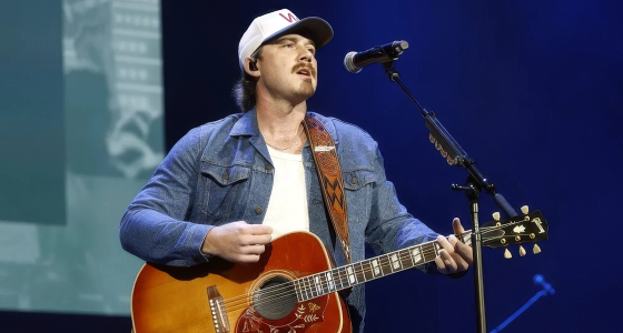 Morgan Wallen podczas występu na żywo na stadionie Clemson Memorial w Clemson