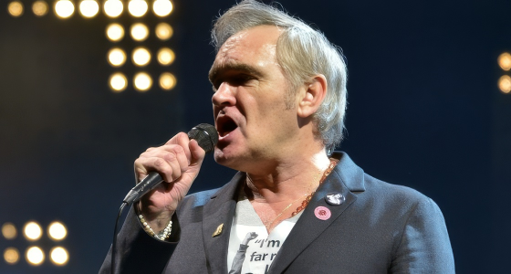 Morrissey treedt live op op het podium van Piazza Alfieri in Asti