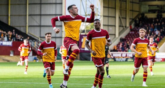 Motherwell FC-სა და Kilmarnock FC-ს საფეხბურთო მატჩი ფირ პარკის სტადიონზე, მადერველში