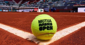 Meci de tenis la Mutua Madrid Open pe terenul Estadio Arantxa Sánchez Vicario din La Caja Mágica, Madrid