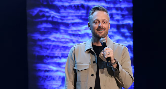 Nate Bargatze nastupa uživo u The Venue at Thunder Valley Casino Resort u Lincolnu