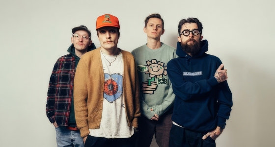 วง Neck Deep กำลังแสดงสดที่ O2 Institute Birmingham ในเมืองเบอร์มิงแฮม