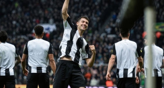 Newcastle United FC ja West Ham FC pelaavat jalkapalloa St. James Parkilla Newcastle upon Tynessa