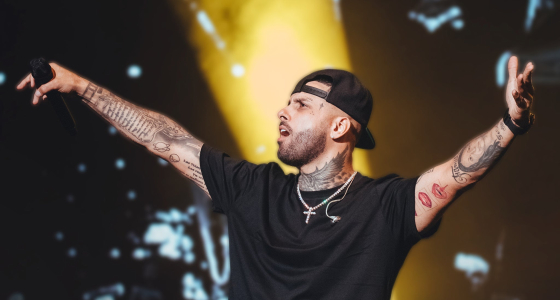 Nicky Jam en concert sur la scène du Coliseo de Puerto Rico à San Juan
