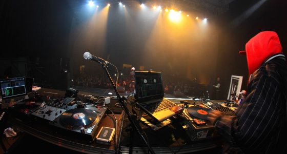 Nimo opptrer live på scenen i Wiener Stadthalle i Wien