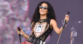 Olivia Dean, Stockholm 3Arena sahnesinde canlı performans sergiliyor