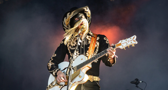 Orville Peck en concert sur la scène du Roundhouse à Londres