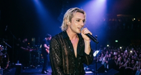 Oscar and The Wolf performing live at Uniq Maslak in Istanbul