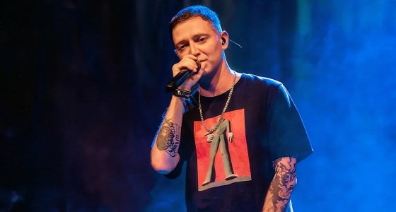 Oxxxymiron uppträder live på Forum Karlín i Prag