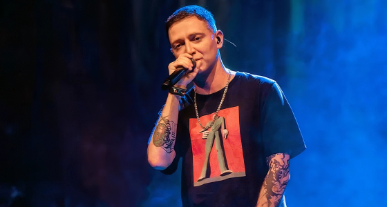 Oxxxymiron en concert sur la scène du Forum Karlín à Prague