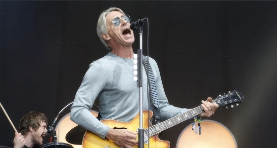 Paul Weller esiintymässä livenä Custom House Squarella Belfastissa