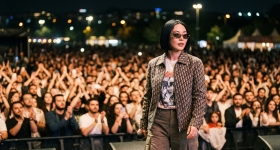 Peggy Gou duke performuar live në Life Park në Stamboll