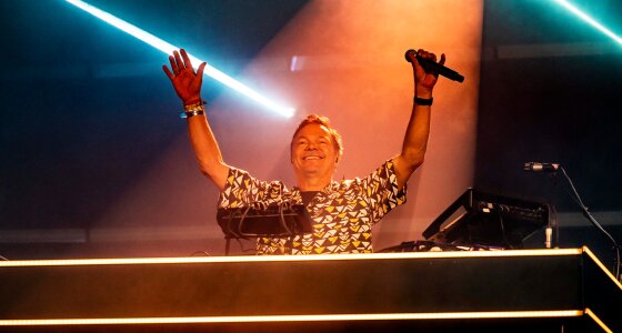 Londra The O2 Arena'da Pete Tong presents Ibiza Classics canlı performansı