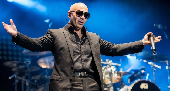 Pitbull en concert sur la scène du Maine Savings Amphitheater à Bangor