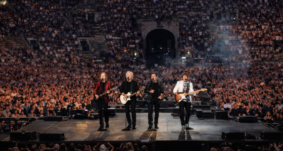Pooh optræder live på scenen i Arena di Verona i Verona