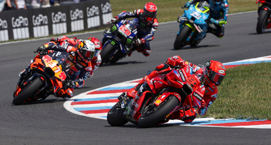 Nagy sebességű motorverseny a portugál Moto GP-n az Autódromo Internacional do Algarve pályán, Portimão