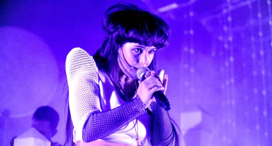Purity Ring uppträder live på HERE at Outernet i London