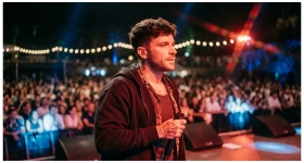 Rels B actuando en directo en el escenario del Starlite Auditorio en Marbella