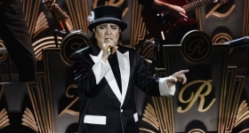 Renato Zero in concerto sul palco del PalaFlorio di Bari