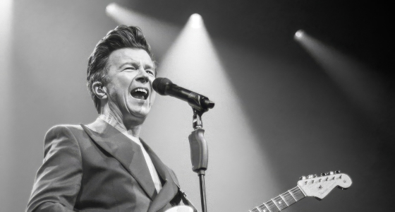 Rick Astley en concert sur la scène de la 3Arena à Dublin