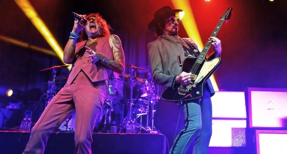 Rival Sons flytja tónlist í beinni í Leas Cliff Hall í Folkestone