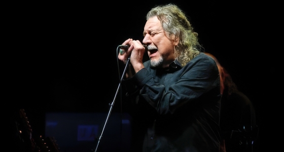 Robert Plant แสดงสดที่ Eastbourne Congress Theatre ในเมืองอีสต์บอร์น