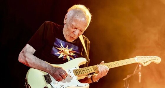 Robin Trower, Glasgow'daki Junction 1 mekanında sahnede canlı performans sergiliyor