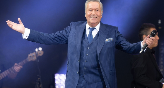 Roland Kaiser'in Hannover ZAG Arena'daki canlı sahne performansı