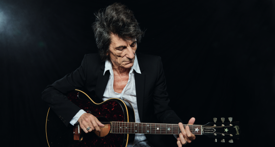 Ronnie Wood cântând live pe scena clubului Paradiso din Amsterdam