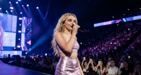 Sabrina Carpenter actuando en directo en el escenario del AccorHotels Arena de París