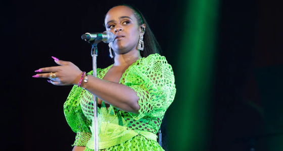 Seinabo Sey uzstājas Halmstads Teater teātrī Halmstadē